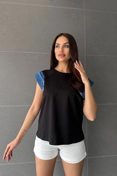 A wholesale clothing model wears new10248-cotton-fabric-crew-neck-women's-with-denim-detail-black, Turkish wholesale Tshirt of Newgirl