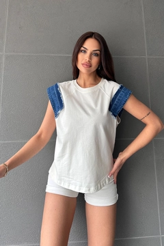 A wholesale clothing model wears new10249-cotton-fabric-crew-neck-women's-with-denim-detail-ecru, Turkish wholesale Tshirt of Newgirl