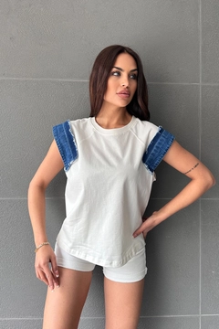 A wholesale clothing model wears new10249-cotton-fabric-crew-neck-women's-with-denim-detail-ecru, Turkish wholesale Tshirt of Newgirl