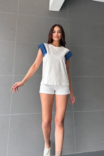 Bir model, Newgirl toptan giyim markasının  Koton Kumaş Bisiklet Yaka Kot Detay Garnili Kadın Tişört - Ekru
 toptan Tişört ürününü sergiliyor.