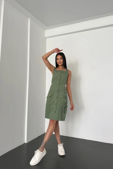 Ένα μοντέλο χονδρικής πώλησης ρούχων φοράει  Φόρεμα Τσέπης Strappy Cargo - Χακί
, τούρκικο Φόρεμα χονδρικής πώλησης από Newgirl