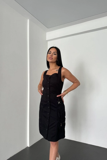 Una modelo de ropa al por mayor lleva  Vestido Cargo Con Tiras Y Bolsillo - Negro
, Vestido turco al por mayor de Newgirl