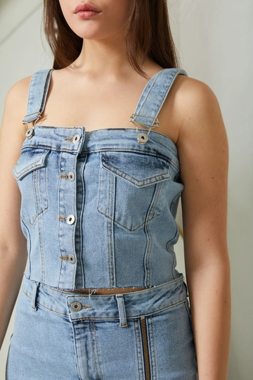 Bir model, Newgirl toptan giyim markasının  Ayarlanabilir Askılı Denim Büstiyer - Mavi
 toptan Büstiyer ürününü sergiliyor.