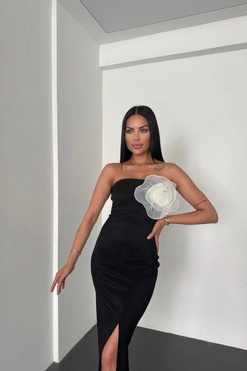 Ein Bekleidungsmodell aus dem Großhandel trägt  Trägerloses  Geschlitztes Kleid Mit Blumendetail – Schwarz
, türkischer Großhandel Kleid von Newgirl