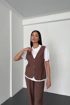 A wholesale clothing model wears new10272-loose-cut-trousers-front-vest-detailed-crew-neck-suit-brown, Turkish wholesale Suit of Newgirl