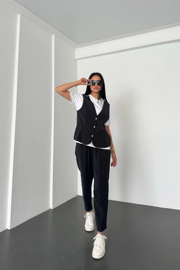 Ένα μοντέλο χονδρικής πώλησης ρούχων φοράει  Κοστούμι T-Shirt Με Φαρδιά Κομμένα Παντελόνια  Μπροστινό Γιλέκο Με Λεπτομερή Λαιμόκοψη - Μαύρο
, τούρκικο Ταγέρ χονδρικής πώλησης από Newgirl