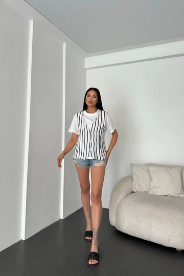Ένα μοντέλο χονδρικής πώλησης ρούχων φοράει  Λεπτομερές Μπλουζάκι Με Λαιμόκοψη Μπροστά Κομμάτι Γιλέκο - Λευκό & Μαύρο
, τούρκικο T-shirt χονδρικής πώλησης από Newgirl