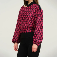 Bir model, Offo toptan giyim markasının OFO10007 - Blouse-fuchsia toptan Bluz ürününü sergiliyor.