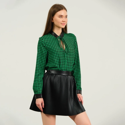 A model wears OFO10031 - Blouse-green, wholesale undefined of Offo to display at Lonca