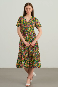 Bir model, Offo toptan giyim markasının OFO10057 - Dress-green toptan Elbise ürününü sergiliyor.
