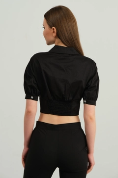 Ένα μοντέλο χονδρικής πώλησης ρούχων φοράει OFO10051 - Shirt-black, τούρκικο Πουκάμισο χονδρικής πώλησης από Offo