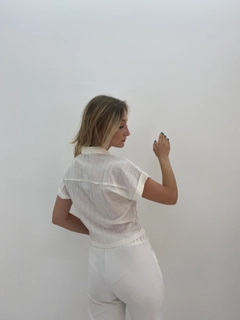 Una modella di abbigliamento all'ingrosso indossa OFO10105 - Shirt-white, vendita all'ingrosso turca di Camicia di Offo