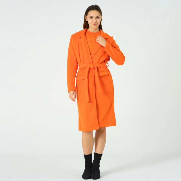 Bir model, Offo toptan giyim markasının OFO10124 - Coat-orange toptan Kaban ürününü sergiliyor.