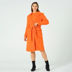 Bir model, Offo toptan giyim markasının OFO10124 - Coat-orange toptan Kaban ürününü sergiliyor.