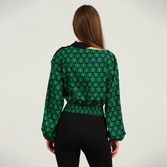 Bir model, Offo toptan giyim markasının OFO10146 - Blouse-green toptan Bluz ürününü sergiliyor.