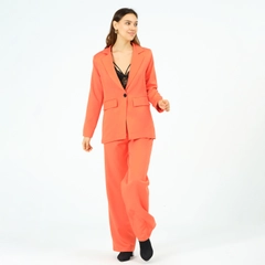 Bir model, Offo toptan giyim markasının OFO10195 - Team-orange toptan Takım ürününü sergiliyor.
