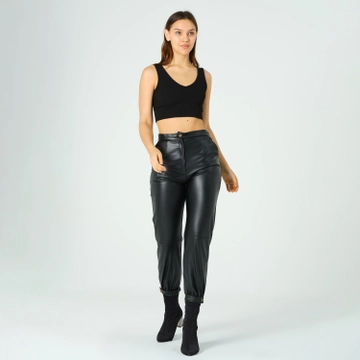 Bir model, Offo toptan giyim markasının  Paçasi Lastikli Deri Pantolon
 toptan Pantolon ürününü sergiliyor.