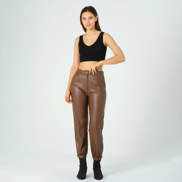 Een kledingmodel uit de groothandel draagt  Leren broek met elastische pijpen
, Turkse groothandel Broek van Offo