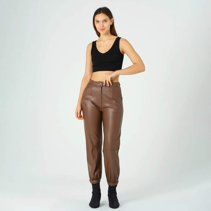 A wholesale clothing model wears ofo10433-leather-trousers-with-elastic-legs, Turkish wholesale Pants of Offo