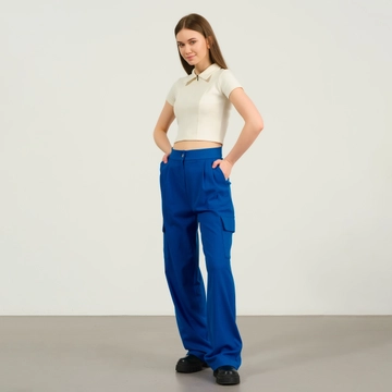 Bir model, Offo toptan giyim markasının  Gabardin Kargo Cep Pantolon
 toptan Pantolon ürününü sergiliyor.