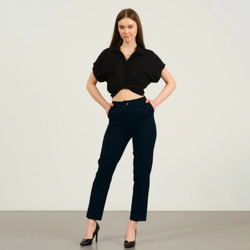 Bir model, Offo toptan giyim markasının  Gabardin Klasik Pantolon
 toptan Pantolon ürününü sergiliyor.