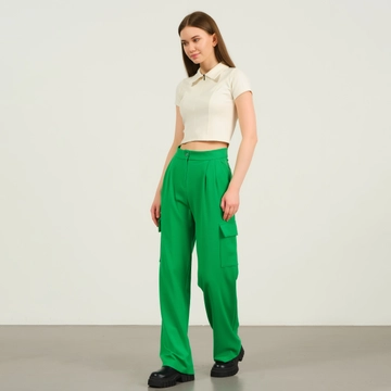 Bir model, Offo toptan giyim markasının  Gabardin Kargo Cep Pantolon
 toptan Pantolon ürününü sergiliyor.