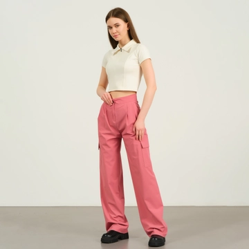 Una modella di abbigliamento all'ingrosso indossa  Pantaloni cargo con tasche semplici
, vendita all'ingrosso turca di Pantaloni di Offo