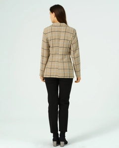 Bir model, Offo toptan giyim markasının 40441 - MINK-JACKET toptan Ceket ürününü sergiliyor.