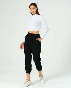 Bir model, Offo toptan giyim markasının 40452 - BLACK-PANTS toptan Pantolon ürününü sergiliyor.