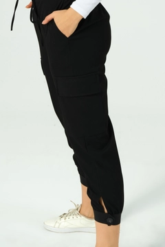 Ein Bekleidungsmodell aus dem Großhandel trägt 40452 - BLACK-PANTS, türkischer Großhandel Hose von Offo