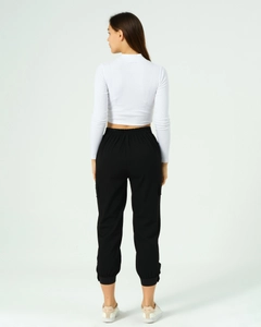 Ένα μοντέλο χονδρικής πώλησης ρούχων φοράει 40452 - BLACK-PANTS, τούρκικο Παντελόνι χονδρικής πώλησης από Offo