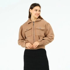 Una modella di abbigliamento all'ingrosso indossa 40453 - MINK-COAT, vendita all'ingrosso turca di Cappotto di Offo