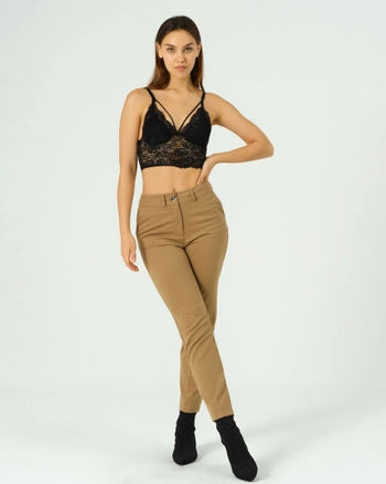 A model wears 40463 - CAMEL-PANTS, wholesale Pants of Offo to display at Lonca