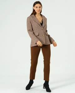 Ένα μοντέλο χονδρικής πώλησης ρούχων φοράει 40554 - JACKET-BROWN, τούρκικο Μπουφάν χονδρικής πώλησης από Offo