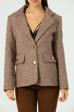 Ein Bekleidungsmodell aus dem Großhandel trägt 40554 - JACKET-BROWN, türkischer Großhandel Jacke von Offo