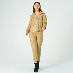 Bir model, Offo toptan giyim markasının 40561 - MONT-BEIGE toptan Ceket ürününü sergiliyor.