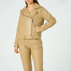 Ένα μοντέλο χονδρικής πώλησης ρούχων φοράει 40561 - MONT-BEIGE, τούρκικο Μπουφάν χονδρικής πώλησης από Offo