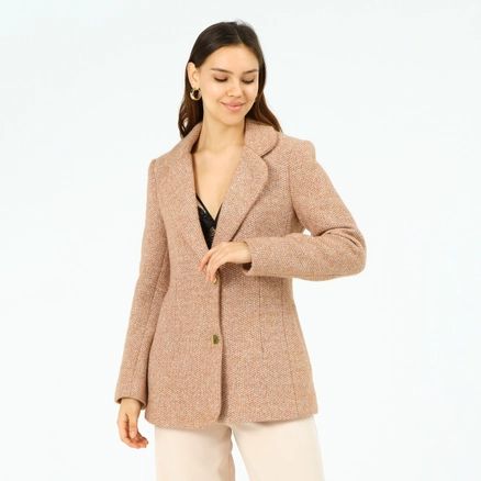 A model wears 40655 - JACKET-CAMEL, wholesale undefined of Offo to display at Lonca