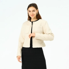 Una modella di abbigliamento all'ingrosso indossa 40675 - COAT-BEIGE, vendita all'ingrosso turca di Cappotto di Offo