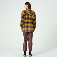 Bir model, Offo toptan giyim markasının 40681 - Jacket - Cinnamon toptan Ceket ürününü sergiliyor.
