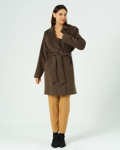 Bir model, Offo toptan giyim markasının 40684 - Coat - Brown toptan Kaban ürününü sergiliyor.