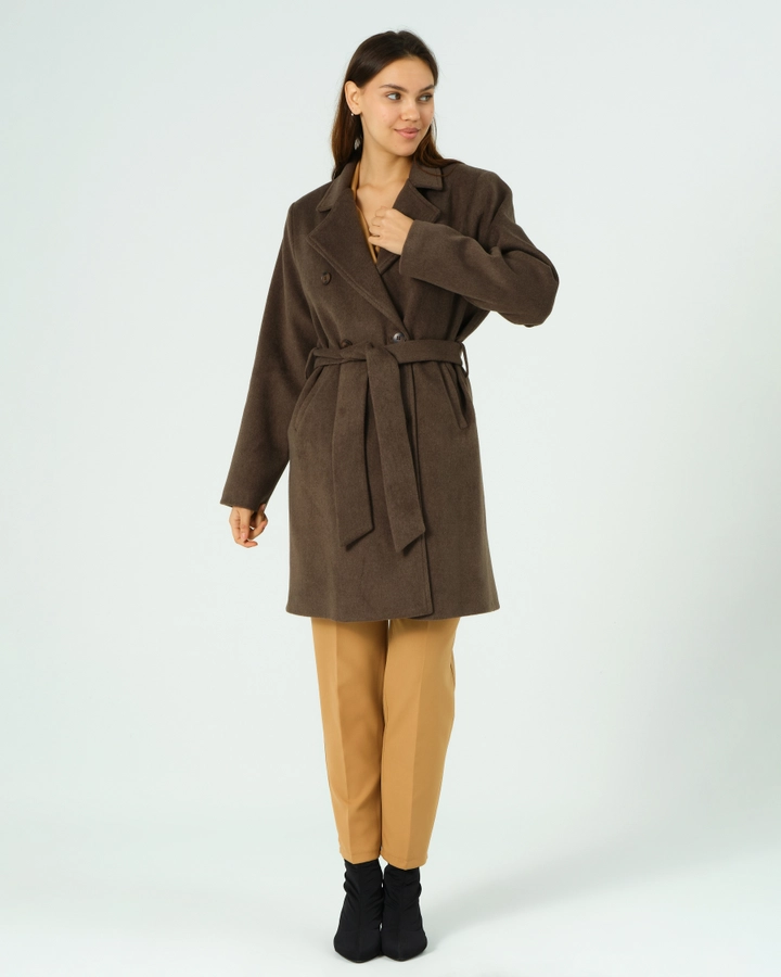 Bir model, Offo toptan giyim markasının 40684 - Coat - Brown toptan Kaban ürününü sergiliyor.