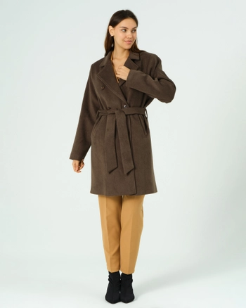 A model wears 40684 - Coat - Brown, wholesale undefined of Offo to display at Lonca