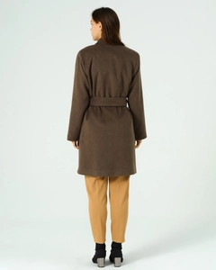Ein Bekleidungsmodell aus dem Großhandel trägt 40684 - Coat - Brown, türkischer Großhandel Mantel von Offo