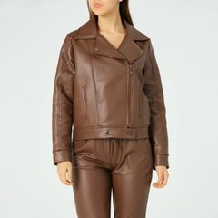 Een kledingmodel uit de groothandel draagt 40697 - Coat - Brown, Turkse groothandel Jasje van Offo