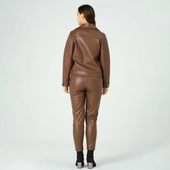 Ein Bekleidungsmodell aus dem Großhandel trägt 40697 - Coat - Brown, türkischer Großhandel Jacke von Offo