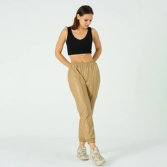 Bir model, Offo toptan giyim markasının 40725 - PANTS-BEIGE toptan Pantolon ürününü sergiliyor.