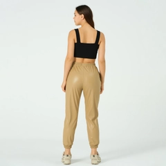 Bir model, Offo toptan giyim markasının 40725 - PANTS-BEIGE toptan Pantolon ürününü sergiliyor.