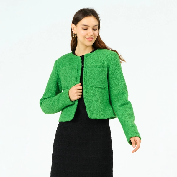 A model wears 40773 - COAT-BNT GREEN, wholesale Coat of Offo to display at Lonca