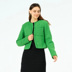 Una modella di abbigliamento all'ingrosso indossa 40773 - COAT-BNT GREEN, vendita all'ingrosso turca di Cappotto di Offo